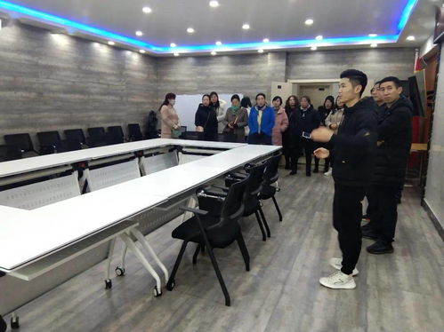 临夏市干部电商培训班学员参观电子商务公共服务中心，探索电商发展新路径